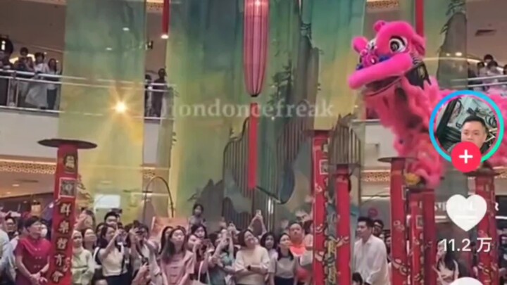 A Chinese lion dance on TikTok that stunned with an incredible leap (foreign netizen comments)