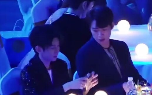 في هذه اللحظة، يبدو وانغ يوان كأنه مصاب بمتلازمة الثقة المفرطة في التفاعل الاجتماعي هههههه