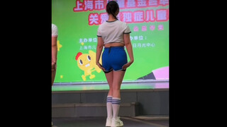 Who has the roundest buttocks and the most flexible pelvis? Klaxon Yuqi's roadshow live shot