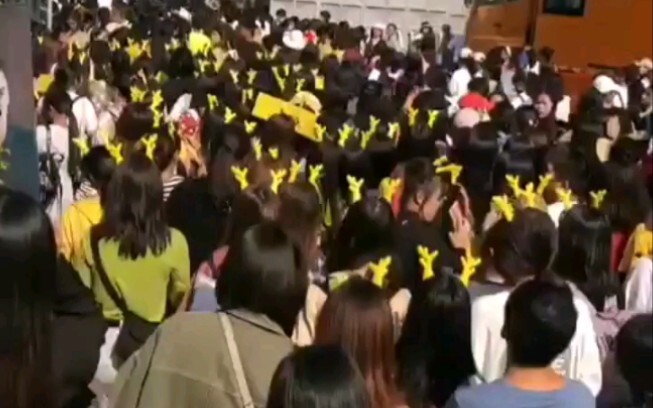 Bàn về việc fan Luhan có “bá” đến mức nào: Chờ cả ngày trời, dù biết rõ là không thể vào khu vực bên