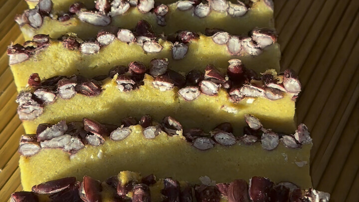 Sudah menjadi kebiasaan saya untuk menaburkan kue beras saat Tahun Baru Imlek