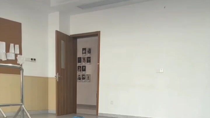 Học viên múa thực hiện động tác chưa chuẩn, giáo viên nhẹ nhàng “nhắc nhở” một chút (trang phục bình