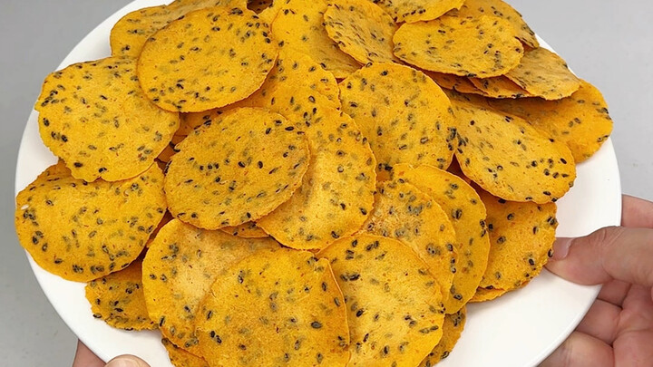 Chỉ cần 2 củ khoai lang là bạn có thể làm được những lát khoai lang mỏng và giòn y như bim bim khoai