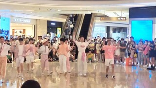 【985】Cyndi Wang's boy band enters Hangzhou shopping mall for "Love You" roadshow! Chinese and Korean