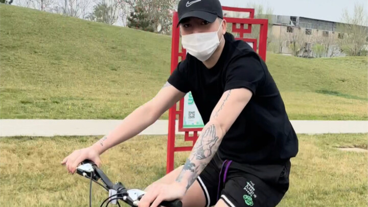 ดูสิ วันนี้อากาศดีและสดใสแค่ไหน ลมพัดแรงและรวดเร็วแค่ไหน