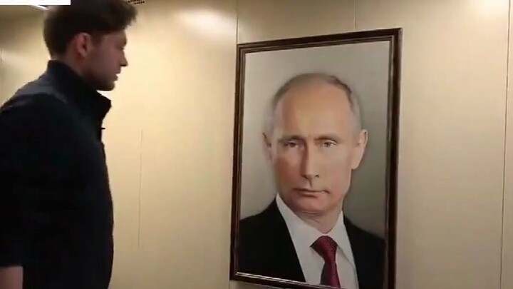 Seorang pemuda membuat lelucon dengan menggantungkan foto Putin di lift, dan reaksi nyata orang-oran