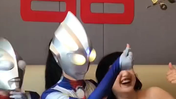 The strongest bridesmaids ever! Who could say no to Ultraman in a JK uniform? 😂 The groom’s monster 