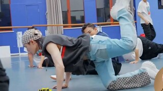 [Tan Jianci] personally demonstrated his own unique skills to students