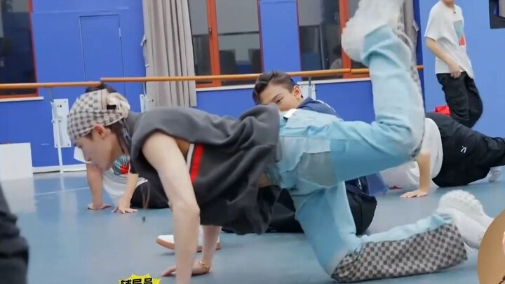 [Tan Jianci] đã đích thân trình diễn những kỹ năng độc đáo của mình cho sinh viên