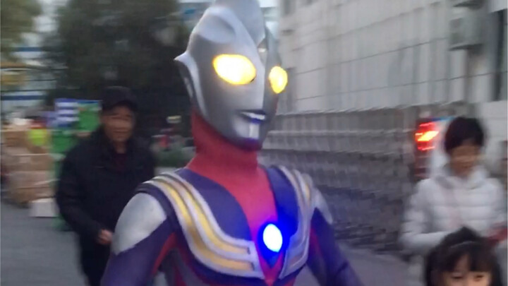 What is it like to be picked up from school by Ultraman Tiga?