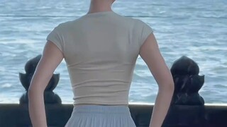 Graceful as a startled swan, gentle as a swimming dragon; radiant like autumn chrysanthemums, luxuri