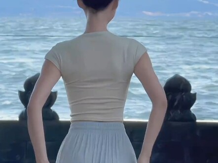 翩若惊鸿，婉若游龙，荣曜秋菊，华茂春松