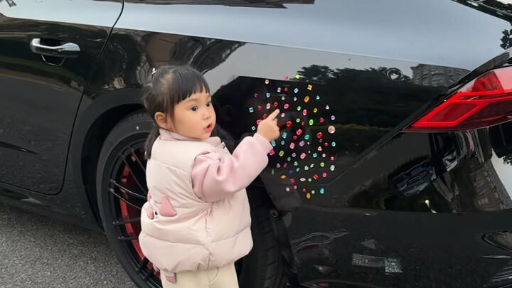 Con gái dán decal lên chiếc xe yêu thích, phản ứng của bố thật đỉnh...