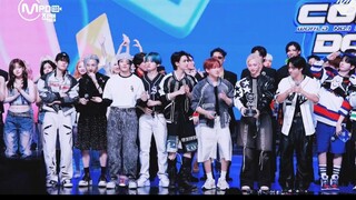 Straykids最新回归曲CEREMONY首个一位安可舞台