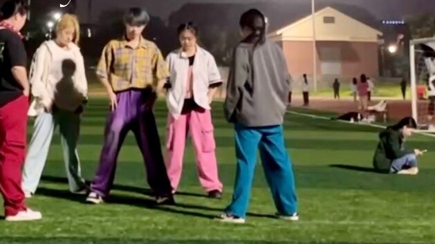 Is this 2008? SHINee's clothes are restored—Sister is so pretty (Replay) University playground dance