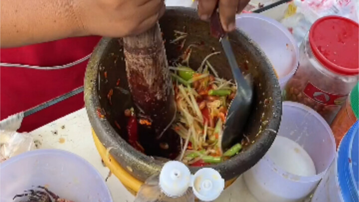 Masakan Thailand: Salad Pepaya Hijau Khas yang Terkenal di Seluruh Negeri, dengan Teknik Pembuatan y