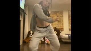 【jojogomez】勤奋的Jojo又在家里学习其他编舞师的网课，这次是巴黎姐Parris的编舞