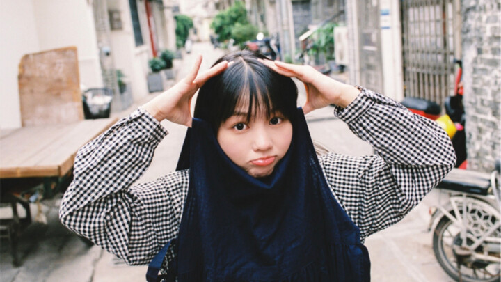 Sweet Girl Film Portrait | Capturing Cute Everyday Charm in an Ordinary Old Neighborhood—Guiding the