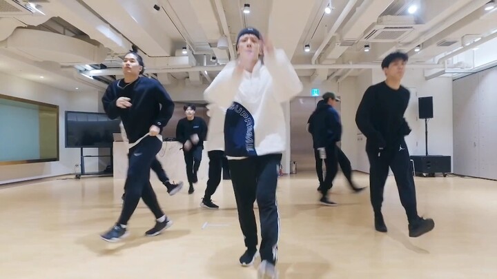 [EXO] When Flower Day is just the accompaniment... This dance is so fragmented and dense (burns your