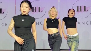 今天是我的两个爱徒教我这支舞蹈，她们就学了半年不到，真的好棒好棒呀badboy yuli编舞