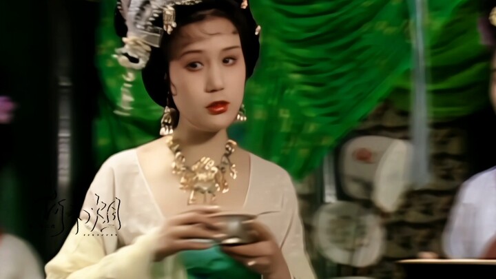 This white-and-green outfit is absolutely stunning, and the necklace and phoenix hairpin complement 