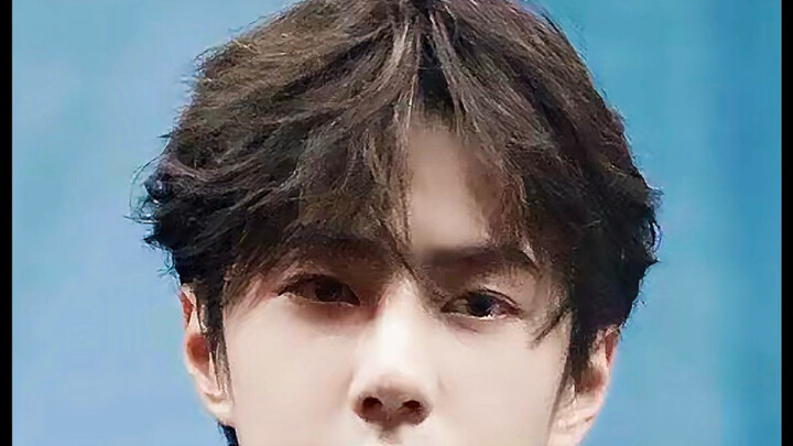 ว่ากันว่างานอีเวนต์ครั้งนั้นในปีนั้น ด้วยความหล่อเหลาแบบสุดๆ ของหวังอี้ป๋อ ทำให้แฟนคลับของศิลปินวงอื