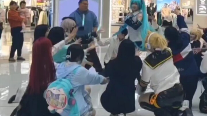 ว้าว น่าสนุกจัง ได้เจอเจ้าหญิงตัวจริงขณะเต้นด้วย