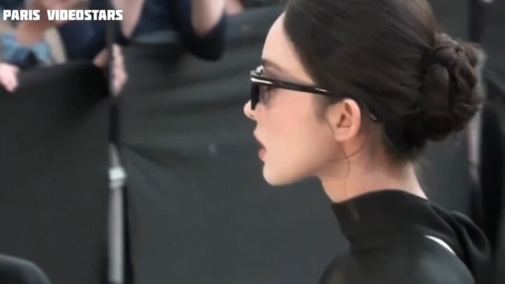 At this Paris Fashion Week, she appeared so fresh and radiant that foreign media dubbed her the "Eas