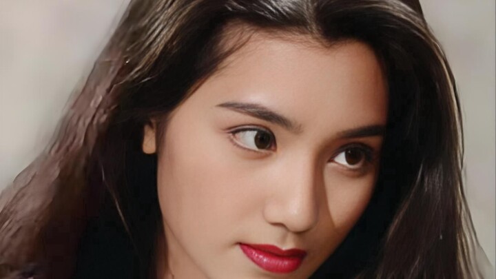 Seorang wanita cantik menganggap memikat pria muda sebagai hiburan, namun tanpa disadari ia justru m