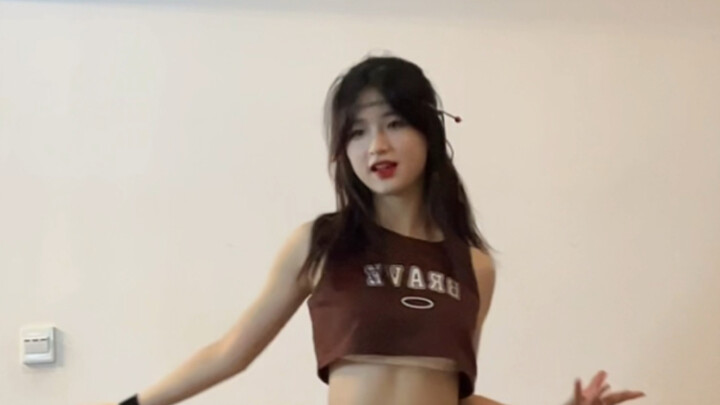 Female college students cover "First Wisdom Teeth" - f(x) revisit classic clips and change costumes