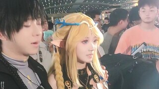 Tokoh utama pria dalam adegan lamaran di garis dunia mengajarkan cara menemukan pacar cosplayer. Per
