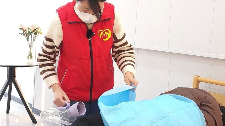帮助男性卧床老人使用尿壶