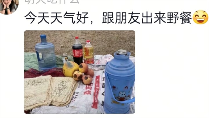 Cuaca bagus, jadi keluar piknik bareng teman baik sambil beli camilan berbagai warna!