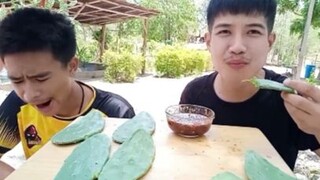 555555ทั้งขำทั้งสงสาร อีกคนกินอย่างอร่อย555อีกคนก็อ้วกไป