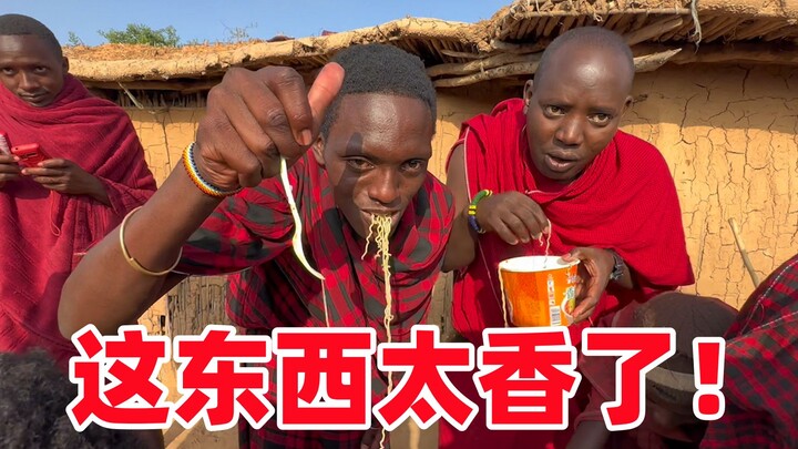 场面险些失控！第一次见泡面，马赛部落人都来了，吃的比牛肉还香