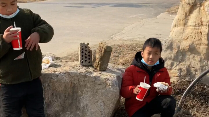 Hồi nhỏ, đồ ăn vặt rơi xuống đất chưa đến ba giây thì vẫn không bẩn.