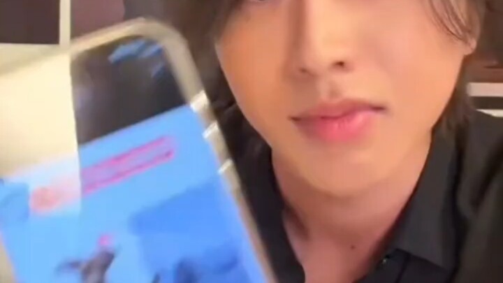 Kunkun cracks up watching his own abstract videos during livestreams 😂 [Let’s Have Some Fun]