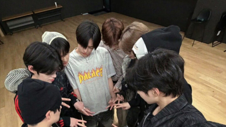 ยังไม่ได้เดบิวต์ก็มีห้องซ้อมร้องเพลงแล้วเหรอ? คุณครู ดูเหมือนฝีมือของพี่ต้ากงกงจะไม่ได้แย่ขนาดนั้นนะ