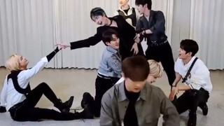 【Stray kids】การถ่ายทอดสดทางประตูหลังครั้งสุดท้ายของคังคัง ความหมายของการรีบเร่งคืออะไร