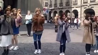 TWICE在瑞士街头穿大衣跳Knock Knock