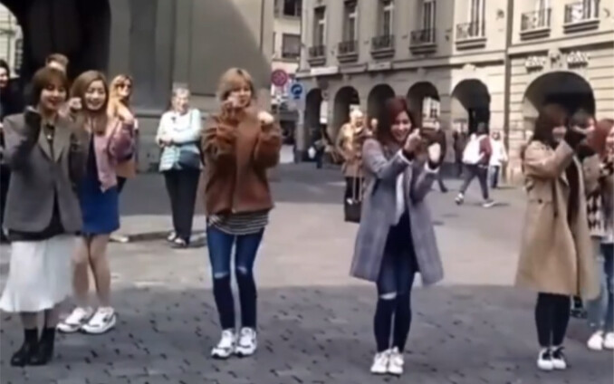 TWICE在瑞士街头穿大衣跳Knock Knock