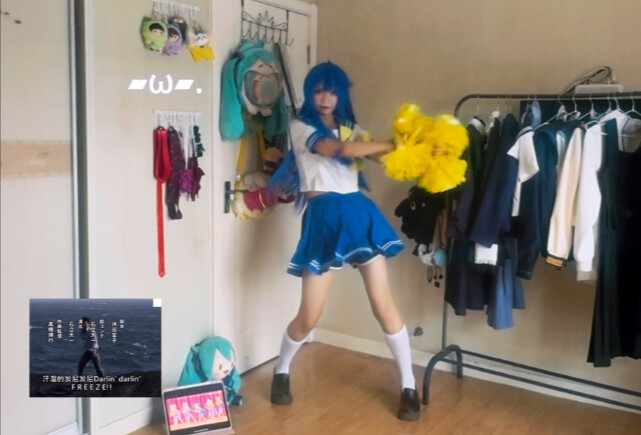 Bạch Thạch Nhẫn: Cầm lấy đi! Đồng phục thủy thủ! (Với giọng đầy sức mạnh)