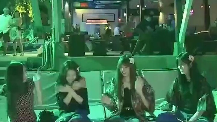 BLACKPINK were “publicly shamed”—when their own song came on, Lisa went absolutely wild!