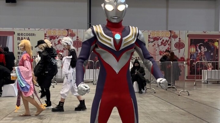 萌新重置做出迪迦皮套去漫展(迪迦勇气请赐予我)1.18幻樱漫展，动作还有很多不足请大家多多包涵！