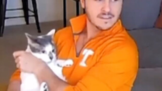 A blogger on the foreign network was hugging his cat at home. After a long time, he found out that i