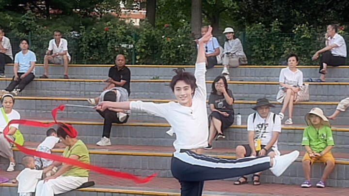 A man imitated "rhythmic gymnastics" in the park and netizens were shocked