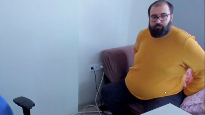 Ahmad fön makinesiyle kendini ısıtıyor