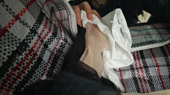 Stoking hitam bikinmu bergairah, stoking putih bikinmu tergila-gila, bahkan stoking daging pun kamu 