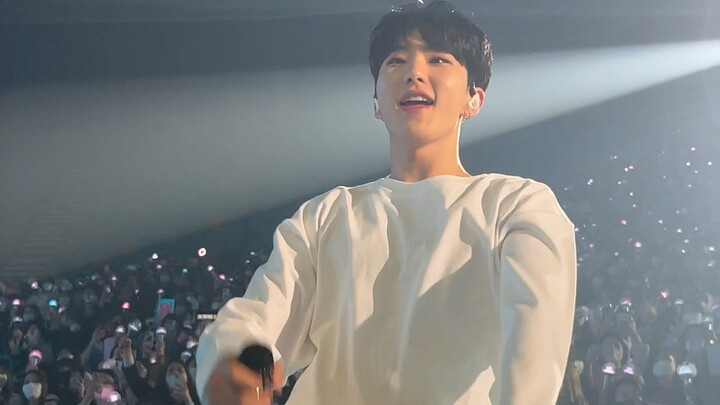 Saya membuat kipas tikus untuk menarik tikus ini melompat di depan saya.