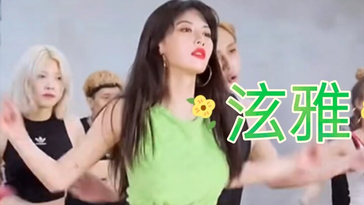 Saya sangat suka Hyuna di masa ini, kamu percaya diri sekaligus seksi, bentuk tubuhmu sangat bagus